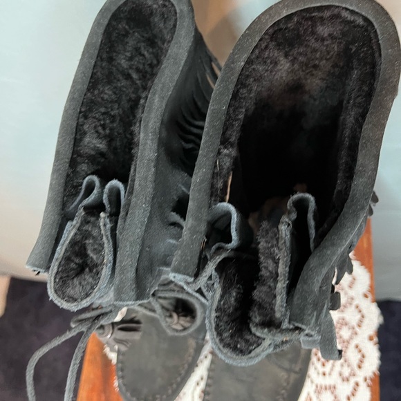 Womens 6 BLACK SUED SIDE ZIP LACE UP FRONT FRINGE TRIM MOCCASIN TALL BOOTS GC - Picture 3 of 6